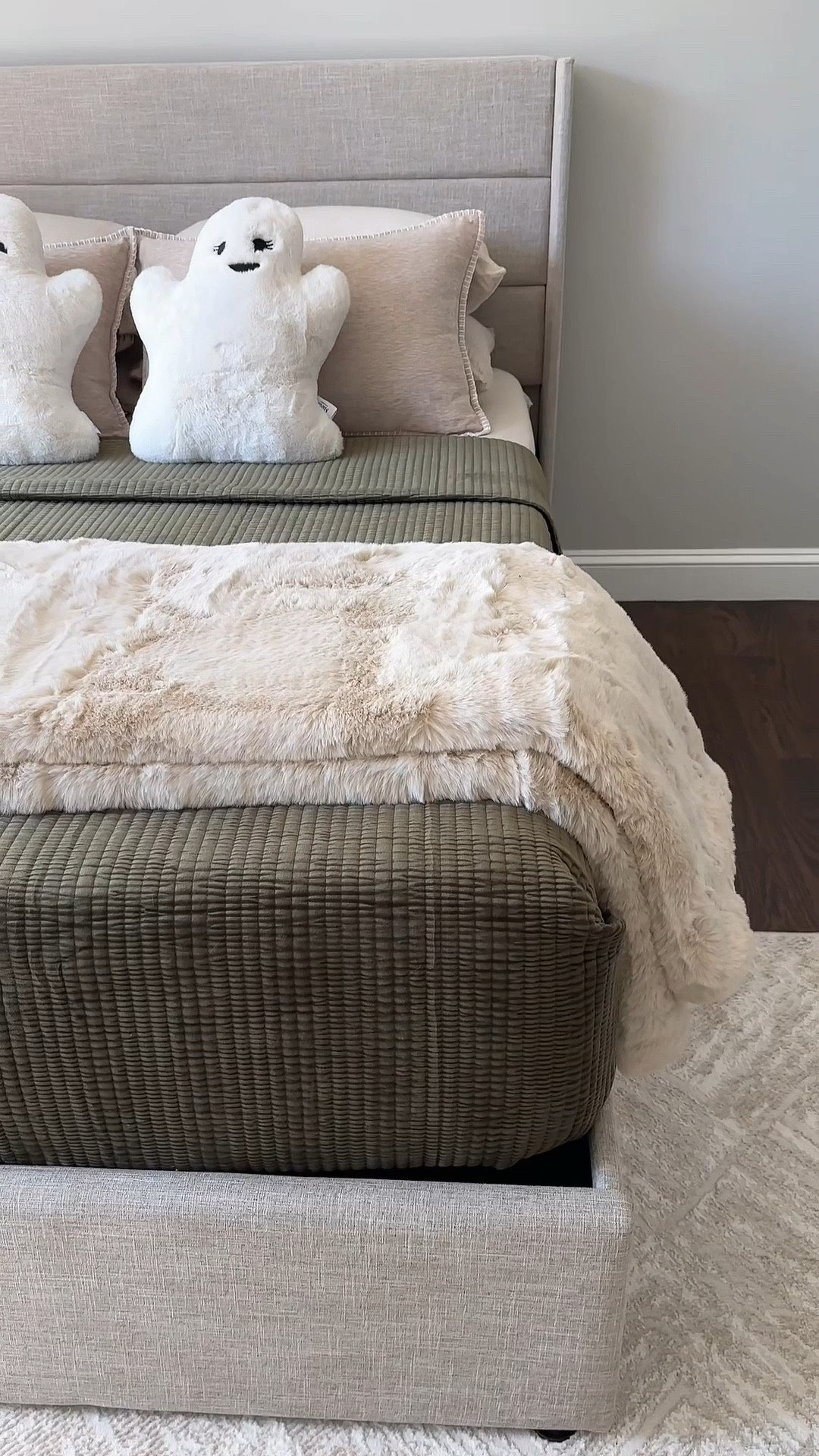 Modern design + extra storage = perfection!
Super easy to assemble and perfect to keep everything organized ✨

#LTKStyleTip #LTKHome #LTKSaleAlert