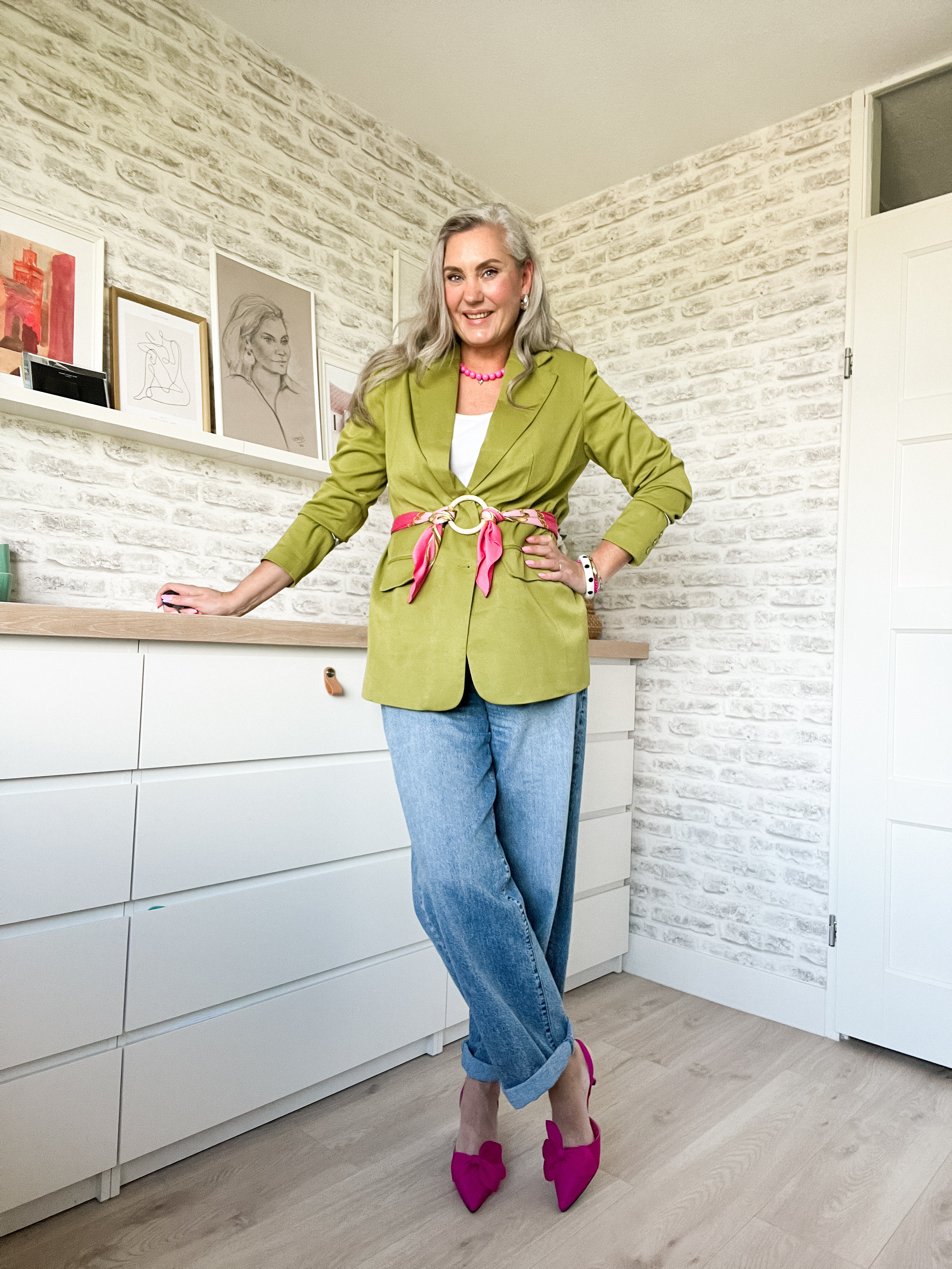 Tip Tuesday - hoe maak je eenvoudig een originele riem van een ring of armband en een sjaal? De ring vond ik bij Zeeman en de sjaal is 20+ jaar oud van H&M.

Limegroene blazer (42)
Tanktop (tts)
Jeans (32/36)
Schoenen (tts)

 

 #LTKnederlands #LTKeurope #LTKstyletip