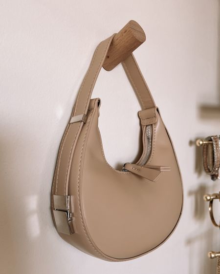 Amazon designer inspired neutral crescent shoulder bag for spring 

Affordable handbags, spring accessories


#LTKSeasonal #LTKfindsunder50 #LTKitbag