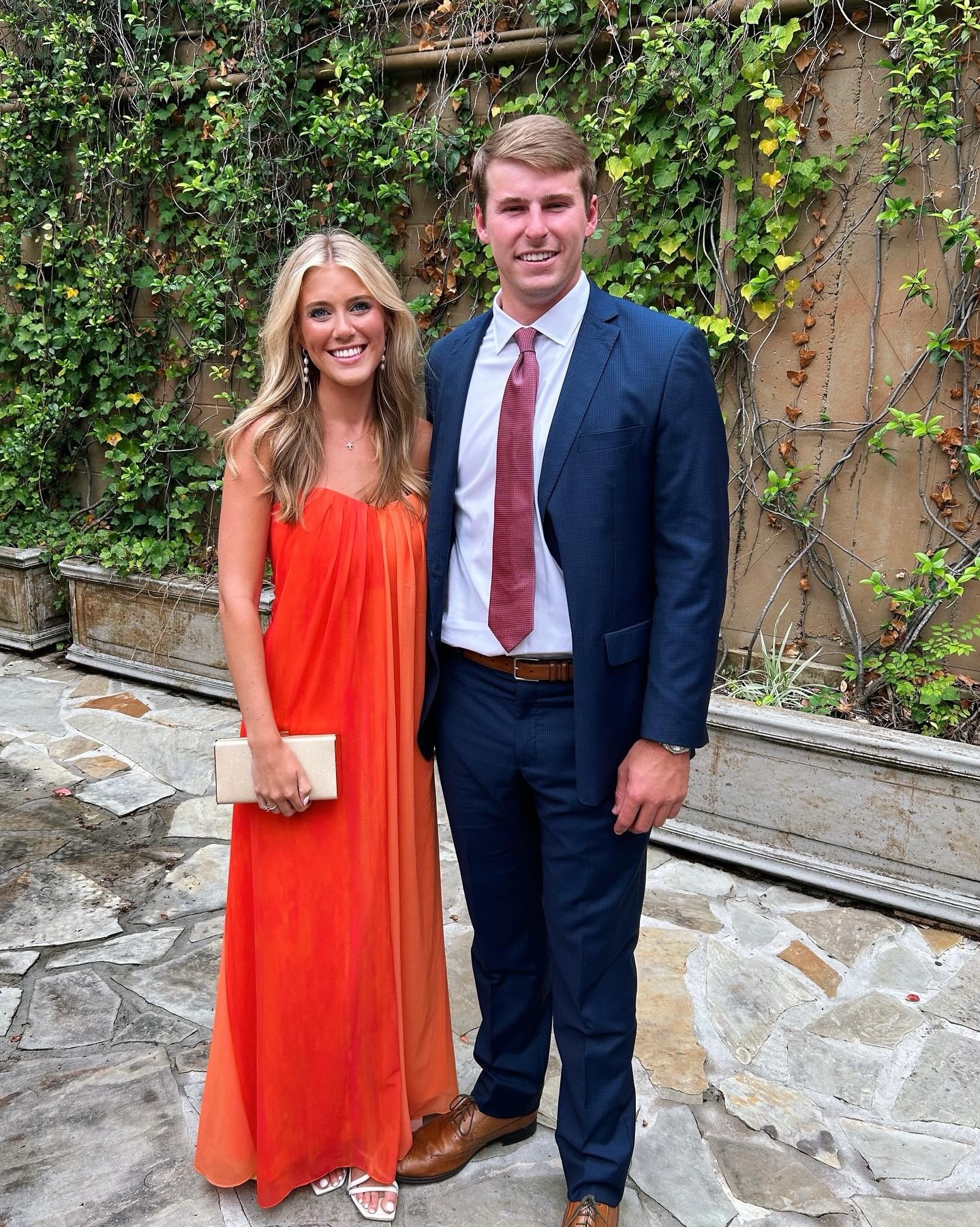 Perfect summer wedding guest dress! Wearing a size 2! 💐🥂🩷