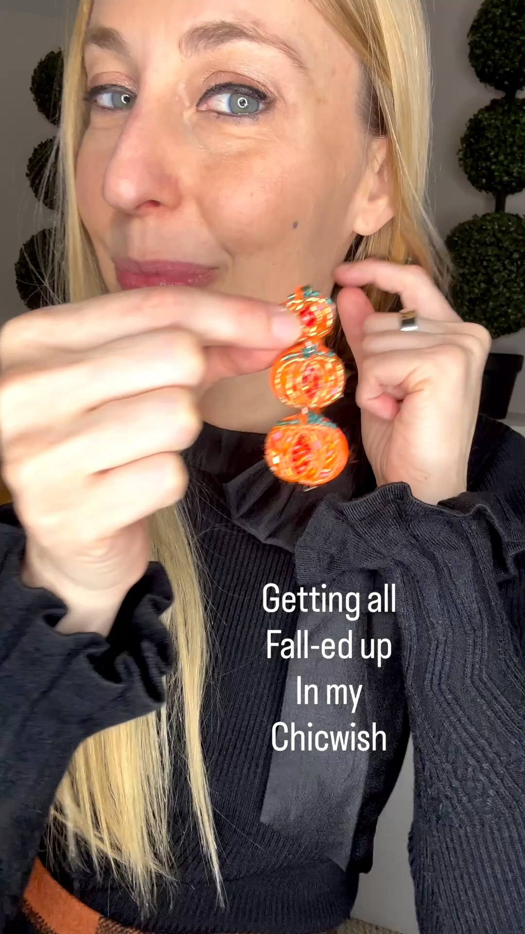 Nothing is better than feeling like a fall princess 👑 🍁 
These cute pieces from @chicwish make me feel like that. 
I am definitely in my fall feels. 
🧡
Which piece do you love the most??
🎃