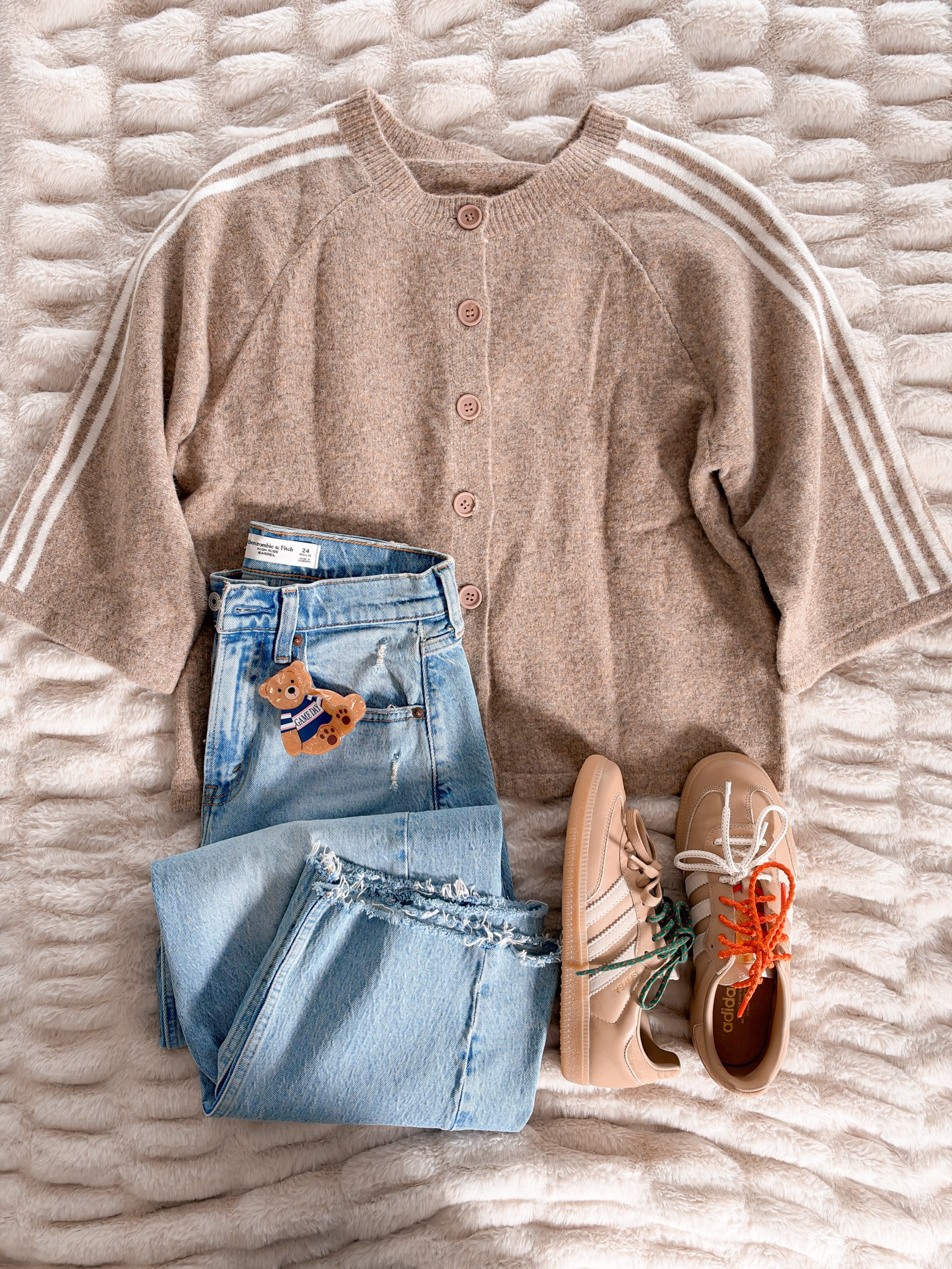 A soft neutral cardigan, jeans, and a pop of color with the shoes 🍂 Such an easy outfit for those days when you want to feel put together without overthinking it.

Comment LINK and I’ll send you the details.

#LTKootd #LTKmomlife #LTKOver40