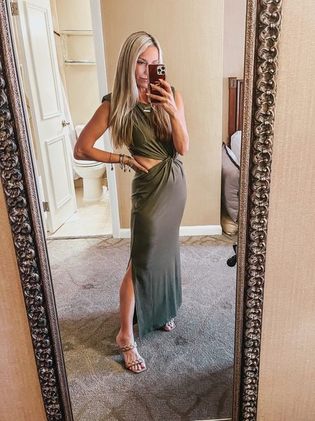 This dress. Perfect for so many things ❤️❤️ and under $40! 

#ootd #maxidress #influencerstyle #selfie


#LTKunder100 #LTKunder50 #LTKstyletip