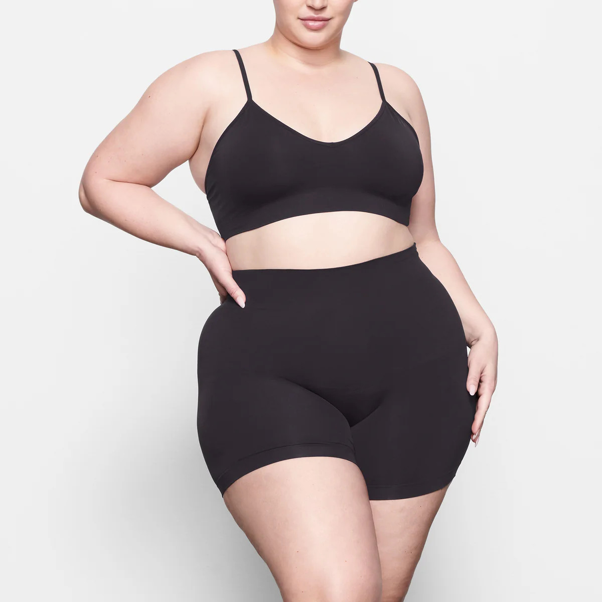 SOFT SMOOTHING SEAMLESS SHORT | ONYX | SKIMS (US)