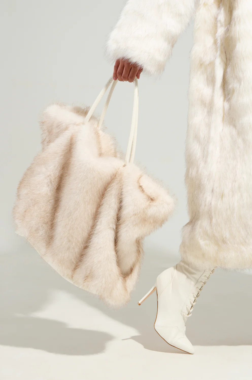 TOASTIE FAUX FUR TOTE | AKIRA