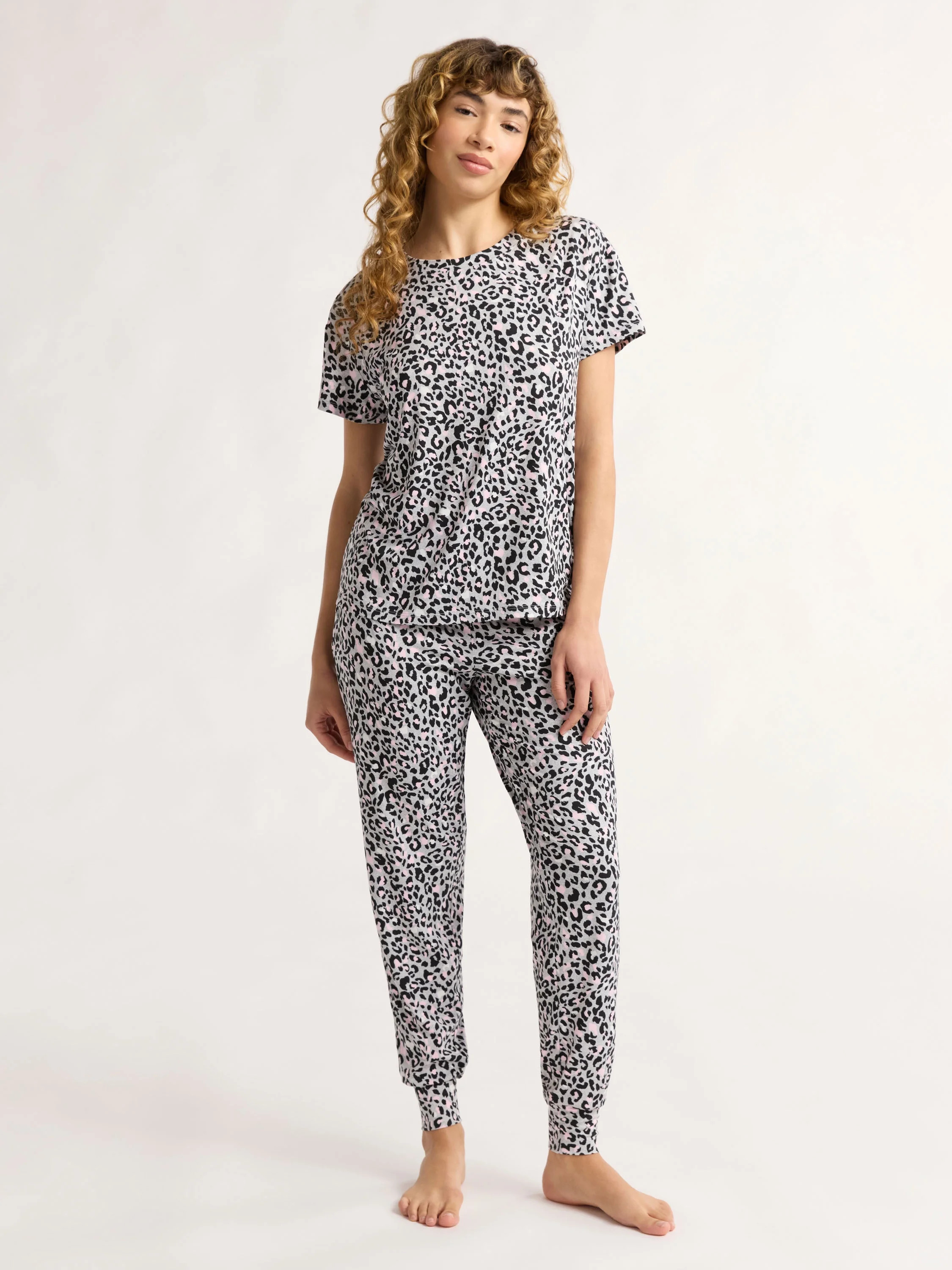 Joyspun Women's and Women’s Plus Sleep Tee and Joggers Pajama Set, 2-Piece, Sizes XS to 3X | Walmart (US)