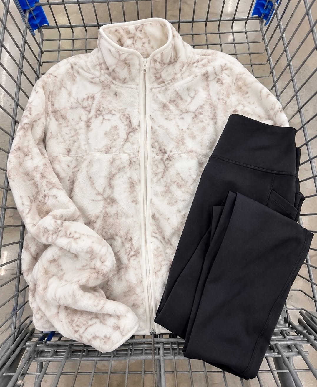 Fleece season is HERE!!🙌🙌 And you don't want to miss this one! More styles available online.
