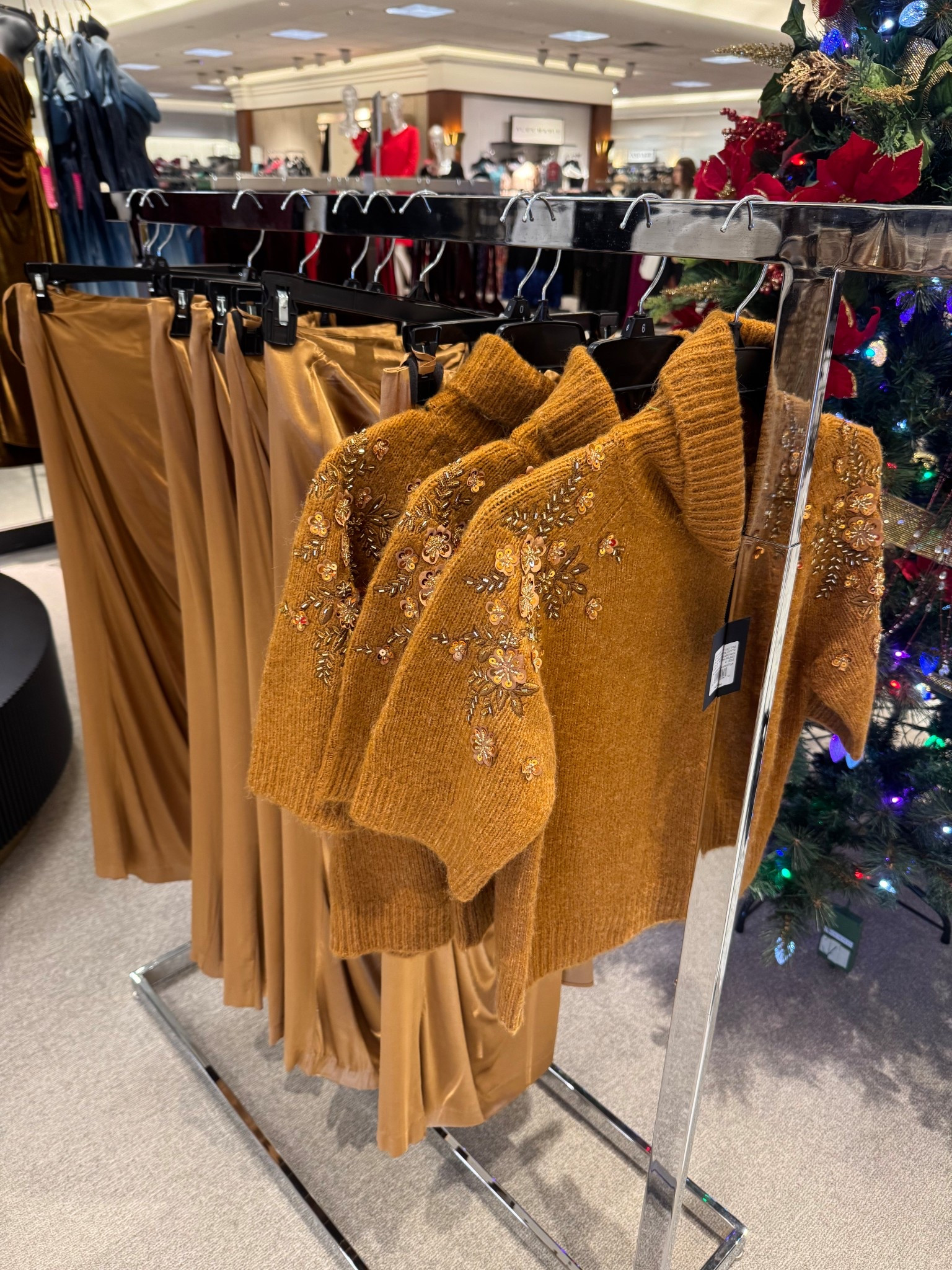 The gold is sooooo good

#LTKHoliday