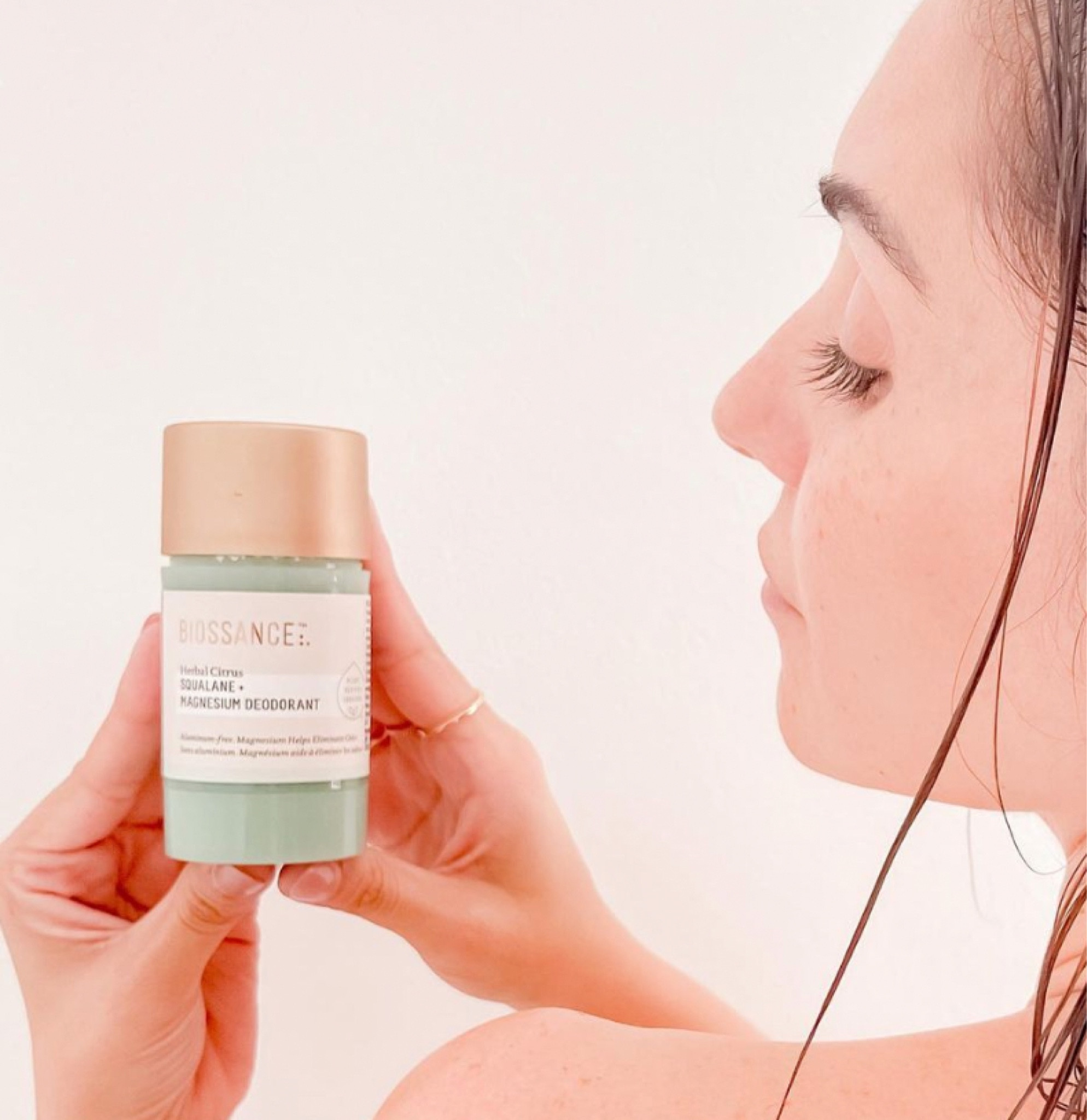 Hoje postei o desodorante lançamento da @biossancebrasil 🌿 maravilhoso, com Esqualano e Magnésio na composição, cheirinho cítrico devido ao seu mix de óleos essenciais, livre de alumínio, cera de abelha, bicarbonato de sódio, vegano, super hidratante e não irrita a pele. Digo mais, estava fora de estoque pois esgotou RÁPIDO, mas acabou de chegar e eu postei logo meus vídeos pois sabia que vocês iam amar essa novidade. Então corre para os stories e pega logo o seu!!! Ah, antes que eu esqueça: DURA MUITO!

#LTKbeauty #LTKbrasil