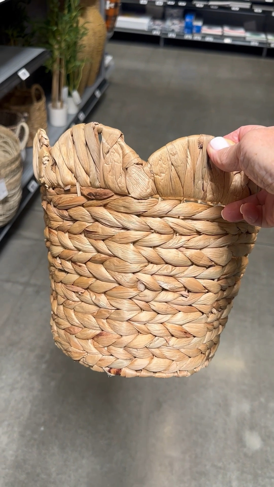 These are the cutest scalloped baskets!

There are so many ways to use these water hyacinth baskets in your home decor.

They would be a great planter basket, or a great storage container anywhere in your home. 



#LTKStyleTip #LTKFindsUnder50 #LTKHome