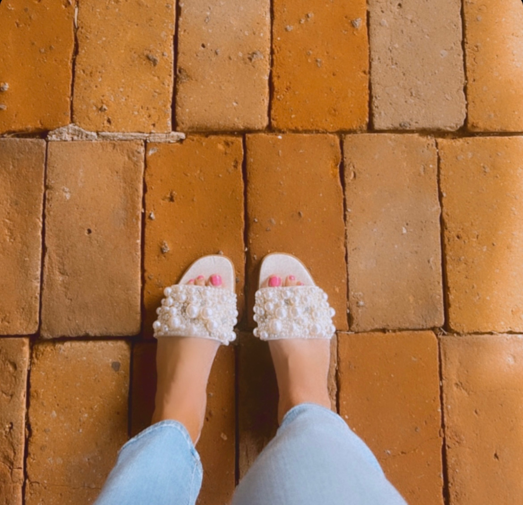 Pearls of wisdom - Splurge /
Steal 🫧 
… wearing some of my fave pearly slides today and loving that there’s a new dupe currently out for under $30! (I’ve heard rumors that the popular shoe brands create lower-priced dupes for this retailer on the hush, seems valid!)

Shown: Splurge
Linking: both!

