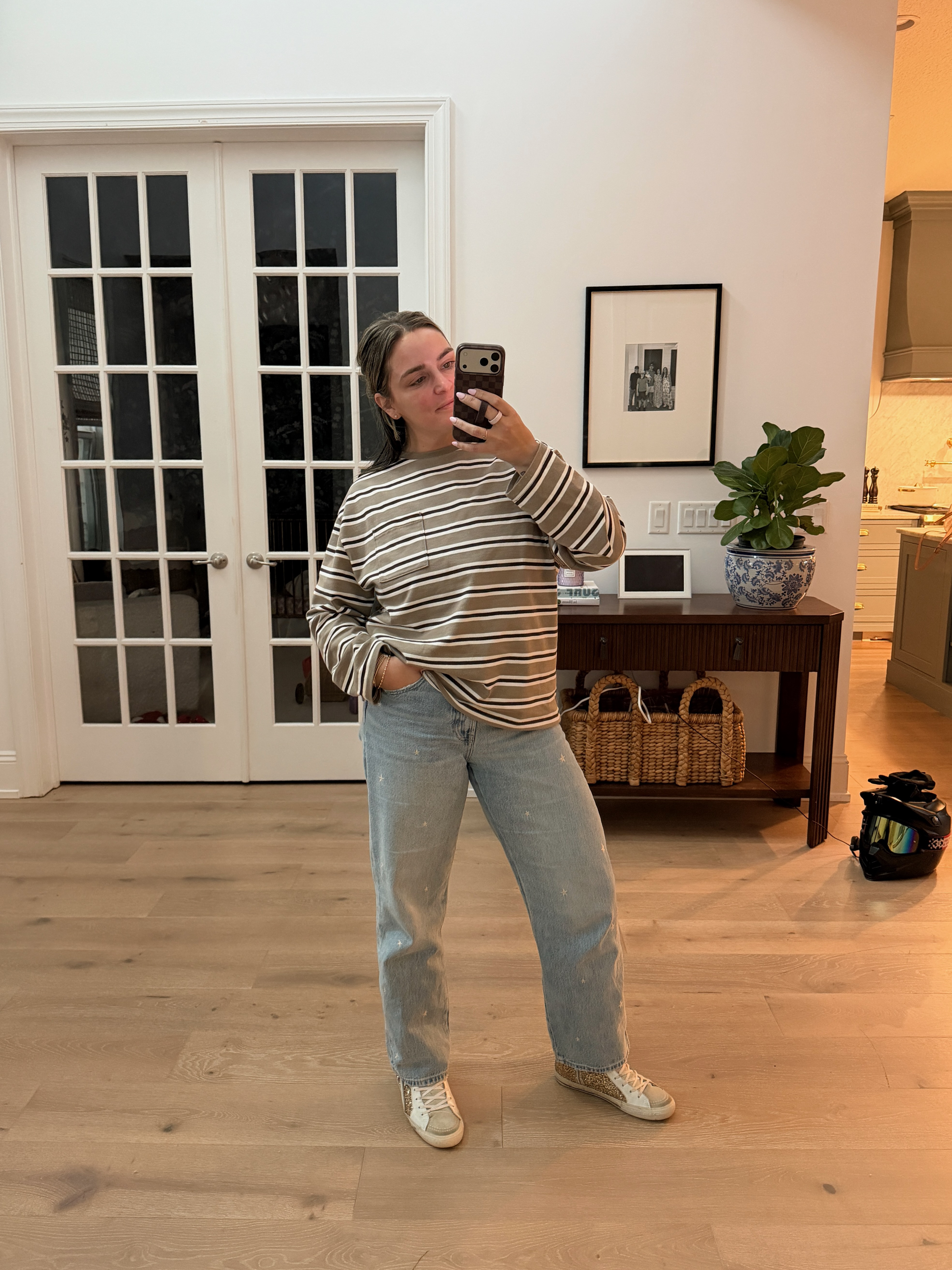 wearing M in the Aritzia fletch top and 29 in the Pistola star stellar jeans!