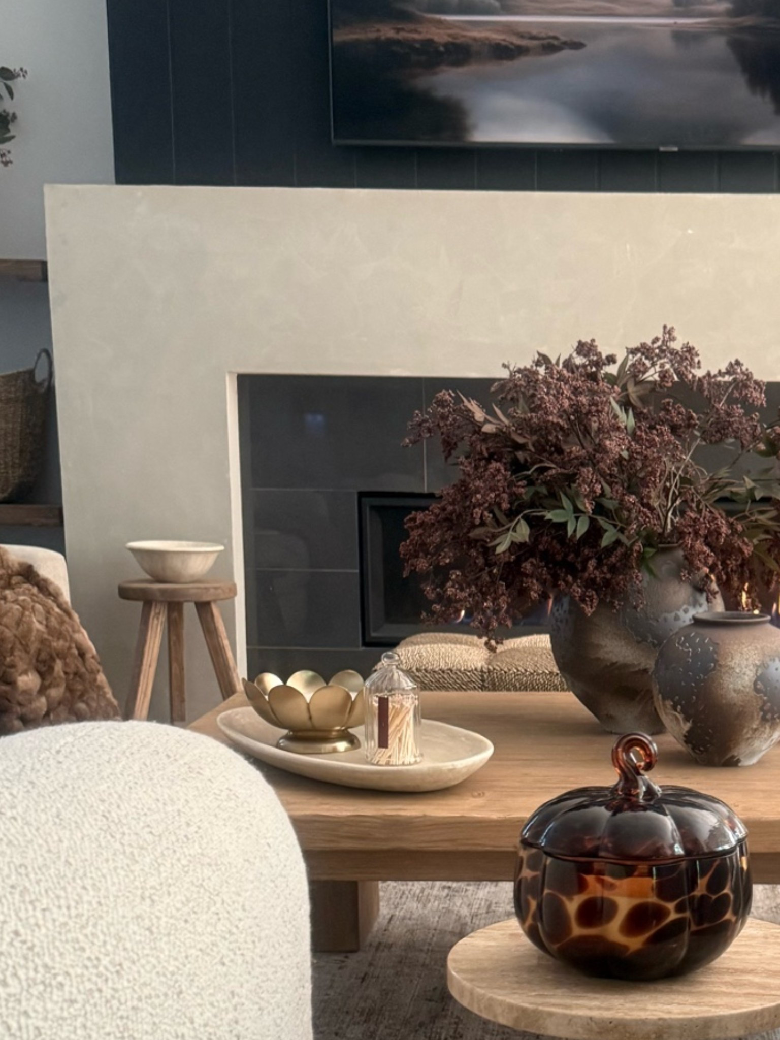 Adding some cozy🤎
Warm scented candles and soft faux fur are must haves for Fall.