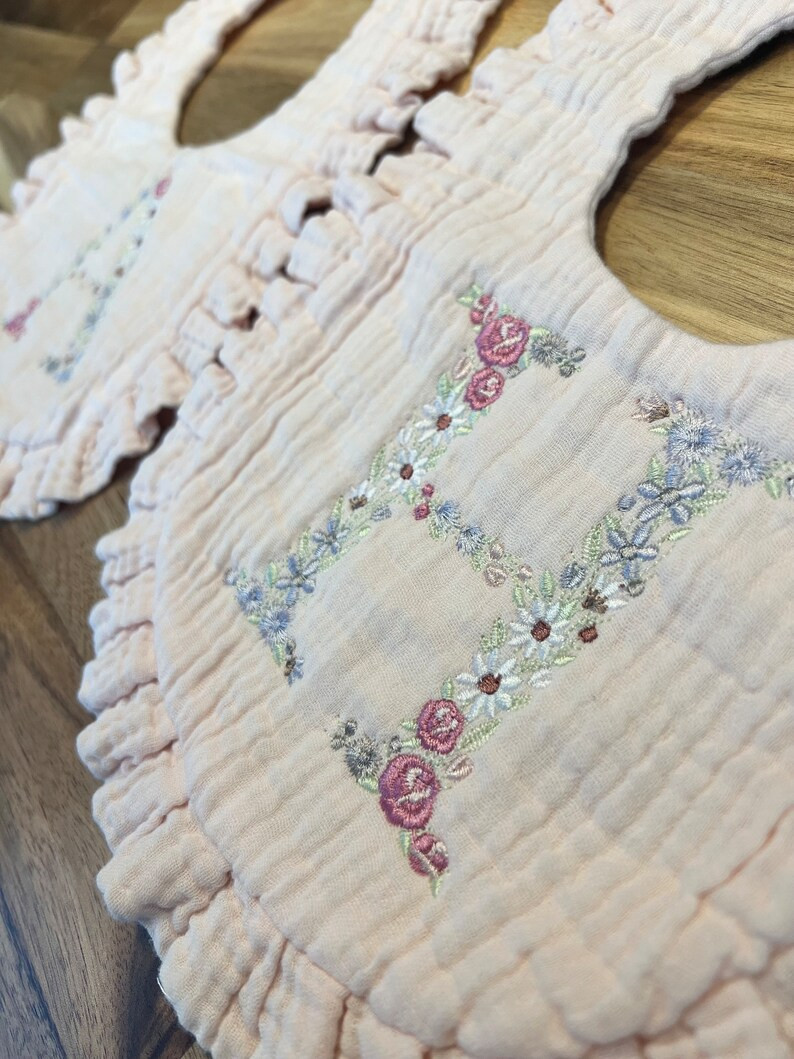 Personalized Letter Baby Bib, Baby Shower Gift, Baby Girl Monogrammed Bib, Muslin Cotton Bib, Ruf... | Etsy (US)