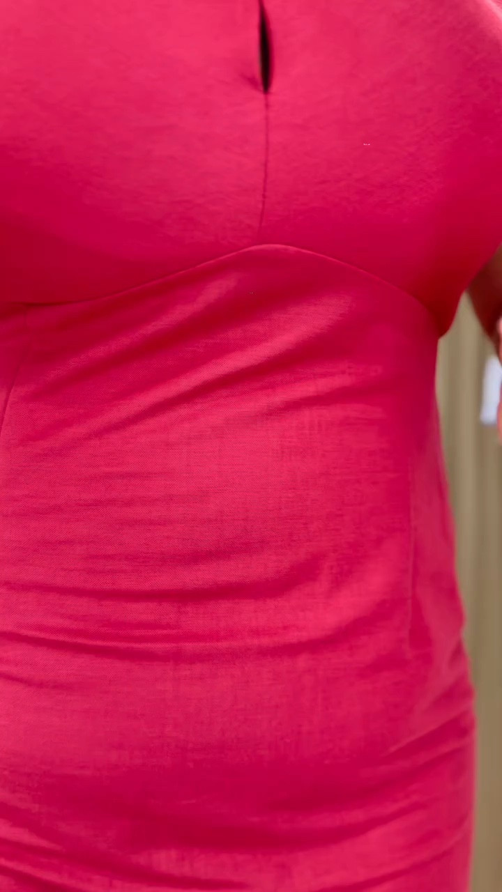 ✨ Vestido new midi que você precisa ter no guarda-roupa! ✨ Com decote frente única, amarração no pescoço e fenda nas costas, ele é perfeito para arrasar em qualquer ocasião.  O tecido piquet super confortável garante um caimento impecável. ️ Garanta já o seu e arrase nos looks! #vestidomidi #newmidi #modafeminina #cupomrenner #cupomdedesconto #saopaulo #conforto #estilo #outfits