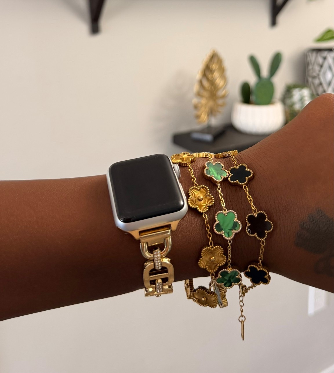 My $15 Van Cleef and Arpels look for less bracelets are my go to!
.
Comment SHOP for the links! $15 vs $5600+ 💁🏾‍♀️
.
GET FIRST ACCESS TO ALL OF MY LOOKS BY FOLLOWING MY LTK& SUBSCRIBE FOR FREE! ⬇️

#LTKOver40 #LTKootd #springfashion
