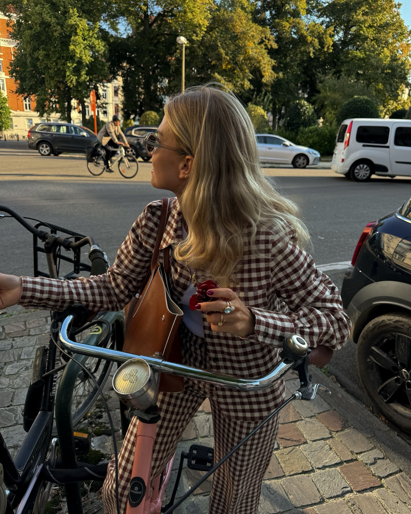 Checked print♟️ + burgundy 🍒 = 🫱🏼‍🫲🏽 Who else agrees? 🍂🧣🍁

#autumnvibes #autumnoutfit #autumninspo #outfitinspo #ootd #lookdujour #tenuedujour #preppystyle #preppyfashion #preppyfashion