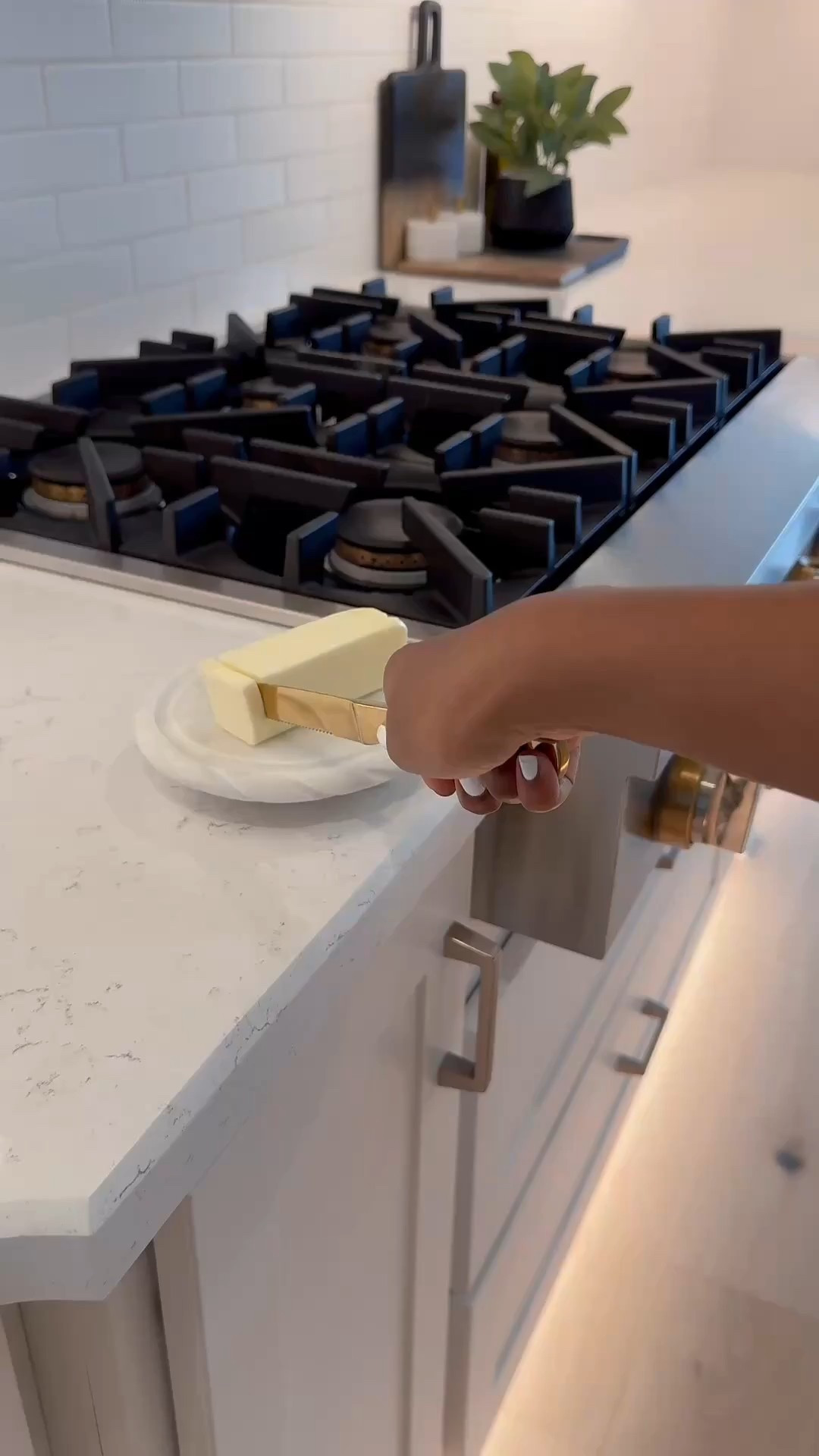 Let’s talk kitchen must-haves that make life so much easier (and more fun)! 🏡✨  

Here are my fave gadgets:  
🍿 Popcorn Maker: Movie nights just got better!  
🍦 Ice Cream Maker: Homemade treats in minutes.  
🧻 Paper Towel Holder: Stylish and functional.  
🍽️ Stone Drying Mat: Dries dishes while looking chic.  
🧊 Ice Maker: Never run out of ice again.  
🔪 Knives: Sharp, sleek, and a game-changer for meal prep.  

Shop now. 😃🛒

#LTKHome #LTKSaleAlert #LTKStyleTip