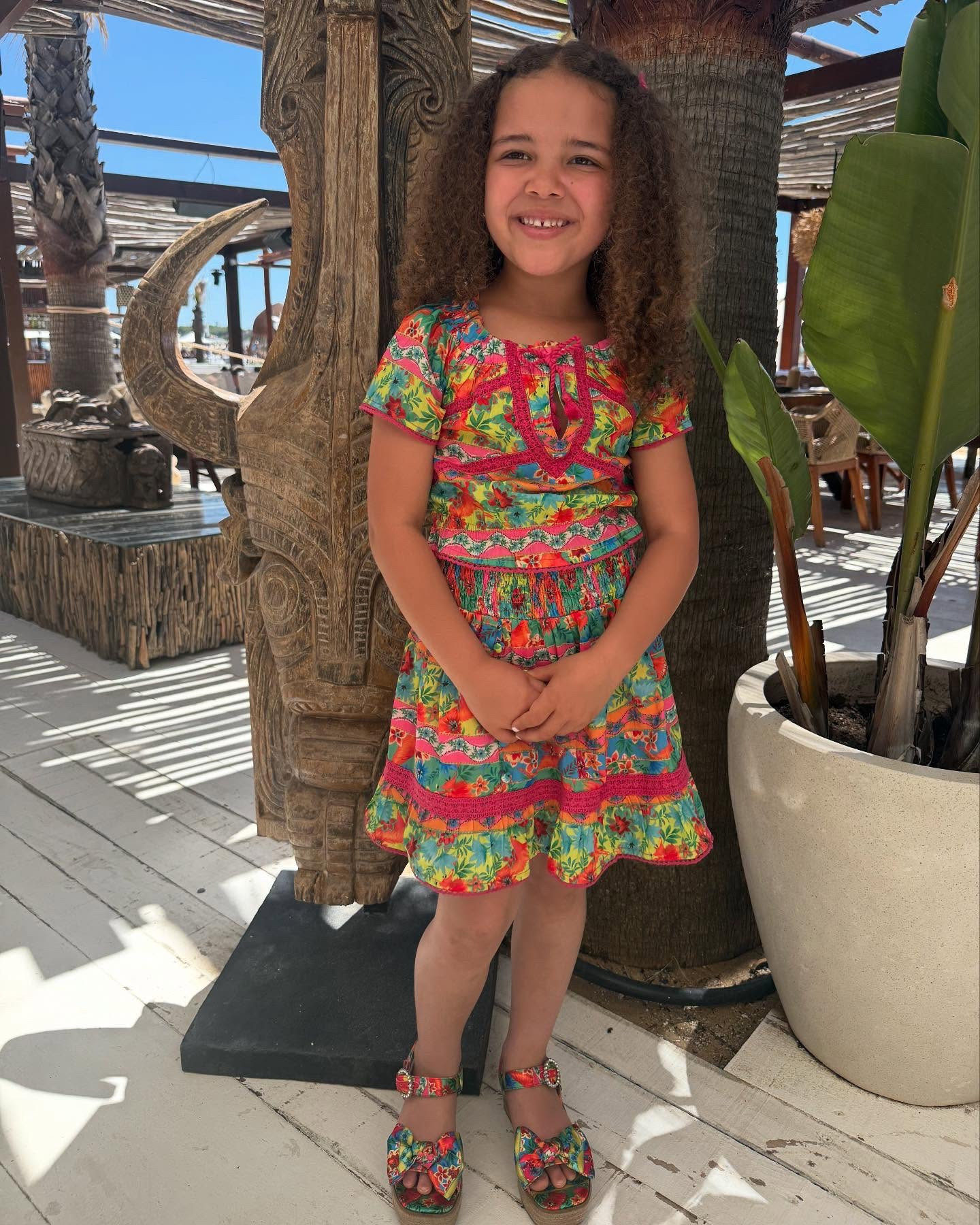 Beach day 🌴🌺🍍🩷 Ps. How cute is this set ?! 

#beachholiday #kidsfashion #iamwearingri @riverislandkids