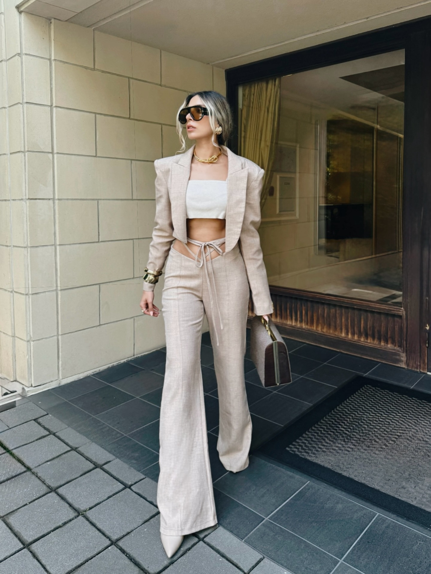 Tailored, toned, and totally in control!

#style#styleaddict#neutral#prettylittlething#digitalcreator#stylecreator#outfitinspo#croppedblazer#flarepants