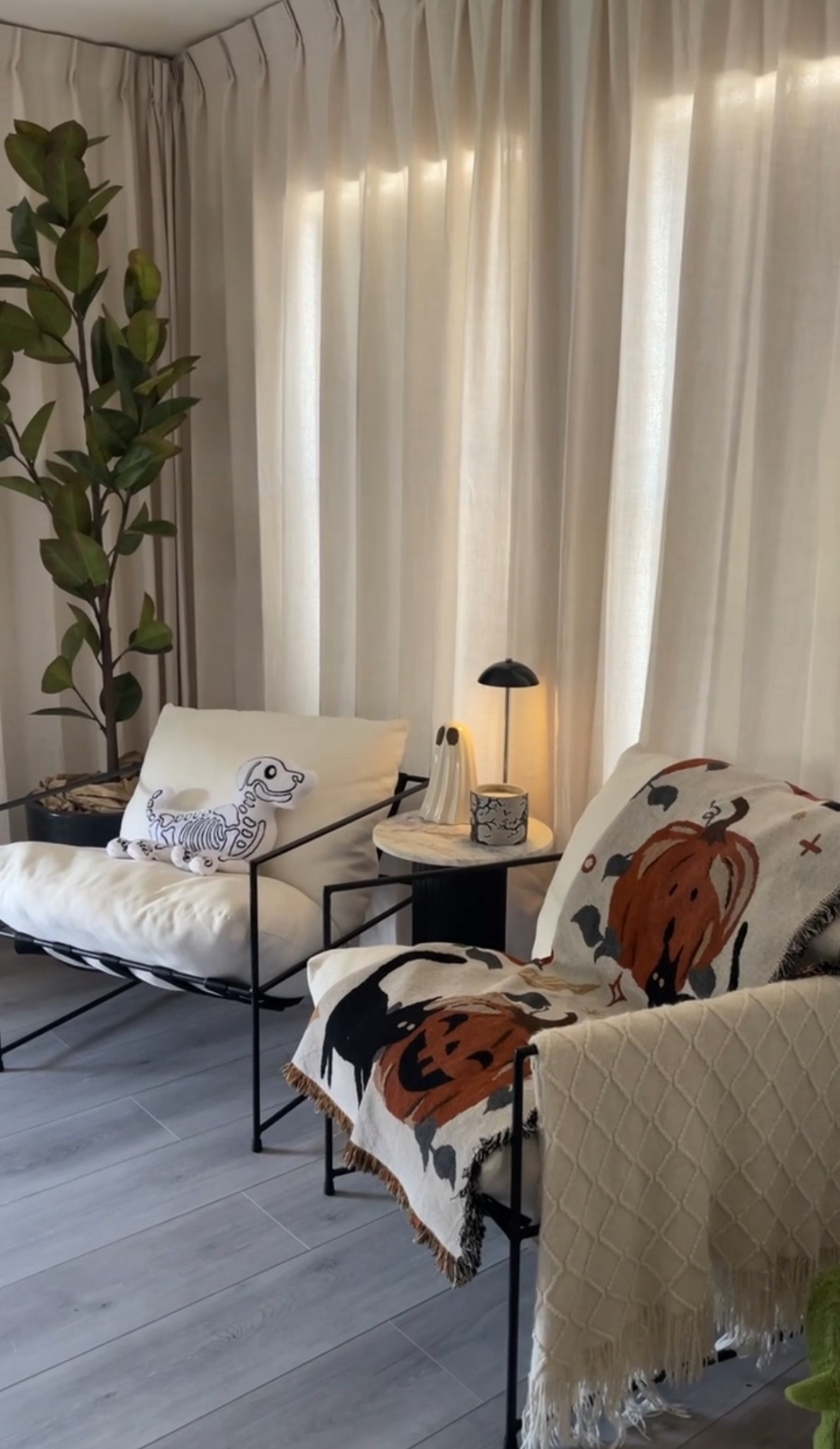 The cozy corner Halloween edition 🧡🎃🍁💀

#LTKFallSale #LTKSeasonal #LTKHalloween