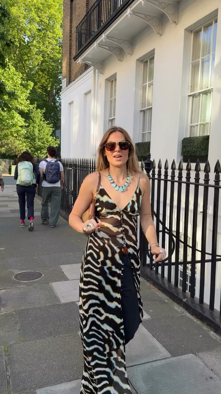 Jeans aren’t going anywhere, the dress top just joined them. London in june, everyone.

#dressoverjeans #londonweather #londonootd #summercitystyle #pinterestgirl