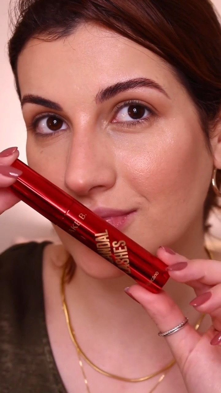 Make B. Scandal Lashes
Tá aí uma máscara de cílios nacional que me deixei mega satisfeita! Essa Scandal Lashes de @oboticario tem sido uma das favoritas do momento, junto com a da Anastasia e a da Pat McGrath! Aliás, acho essas três super parecidas tanto com relação ao aplicador (ampulheta) como pelo efeito nos cílios! Deixa os fios com bastante volume, não empelotam, não esfarelam e a curvatura dos cílios dura o dia todo. Achei que o tamanho do aplicador também atende a quem tem olhos pequenos e cílios curtinhos.
O único problema dessa do Boti é que, a minha pelo menos, vem MUITO produto na escovinha.
Acho que a pecinha que retira o excesso na hora de abrir a máscara não é tão justinho. De qualquer forma, o desempenho e o preço fazem isso ser bastante secundário. Pois realmente os outros pontos da máscara são excelentes.

#LTKbrasil