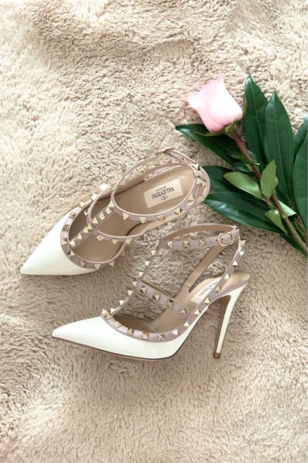 Bridal shower shoes! 👰‍♀️ 


Valentino Rockstuds, wedding shoes, bridal shower pumps, Valentino sale, studded heels, t-strap pumps, special occasion shoes, ankle strap pump, wedding shoes for bride, special occasion shoes 

#LTKshoecrush #LTKparties #LTKwedding