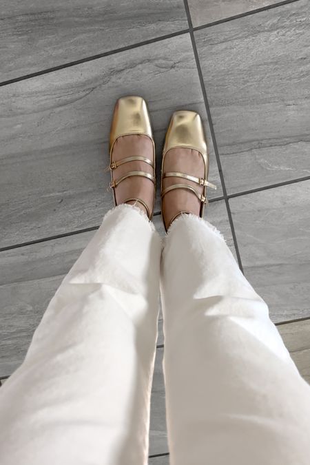 Gold Mary Janes shoes 💛

Golden Mary Jane’s shoes, white pants with gold shoes, flat gold shoes 

#LTKstyletip #LTKworkwear #LTKshoecrush