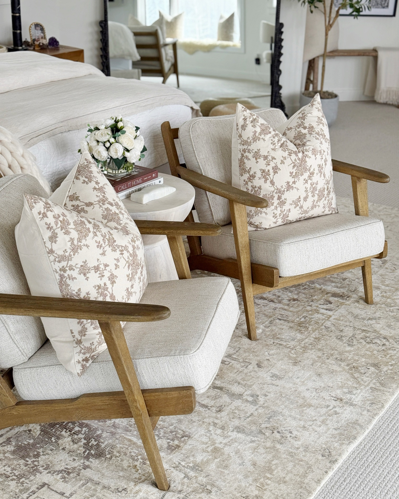 Neutral floral pillow find from amazon! 24”x24” size on my accent chairs👏🏻

Bedroom
Rug
Home Decor

#LTKSeasonal #LTKHome