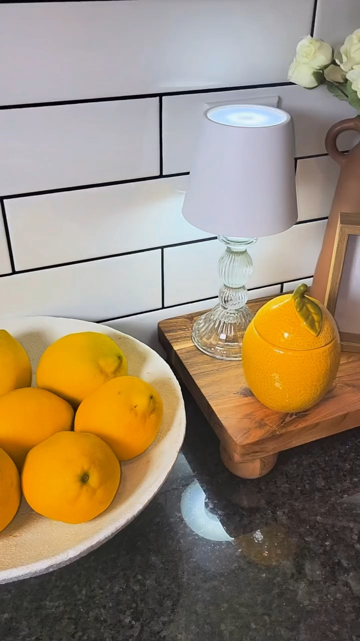 ✨ Un pequeño rincón puede transformar toda la cocina. Añadí una bandeja de madera, flores, una lámpara decorativa y un toque de limones para darle calidez, frescura y mucho estilo. 🍋🤍 

#KitchenDecor #HomeDecor #DecoracionDeCocina #KitchenInspo #CocinaBonita

#LTKHome #LTKU #LTKmomlife