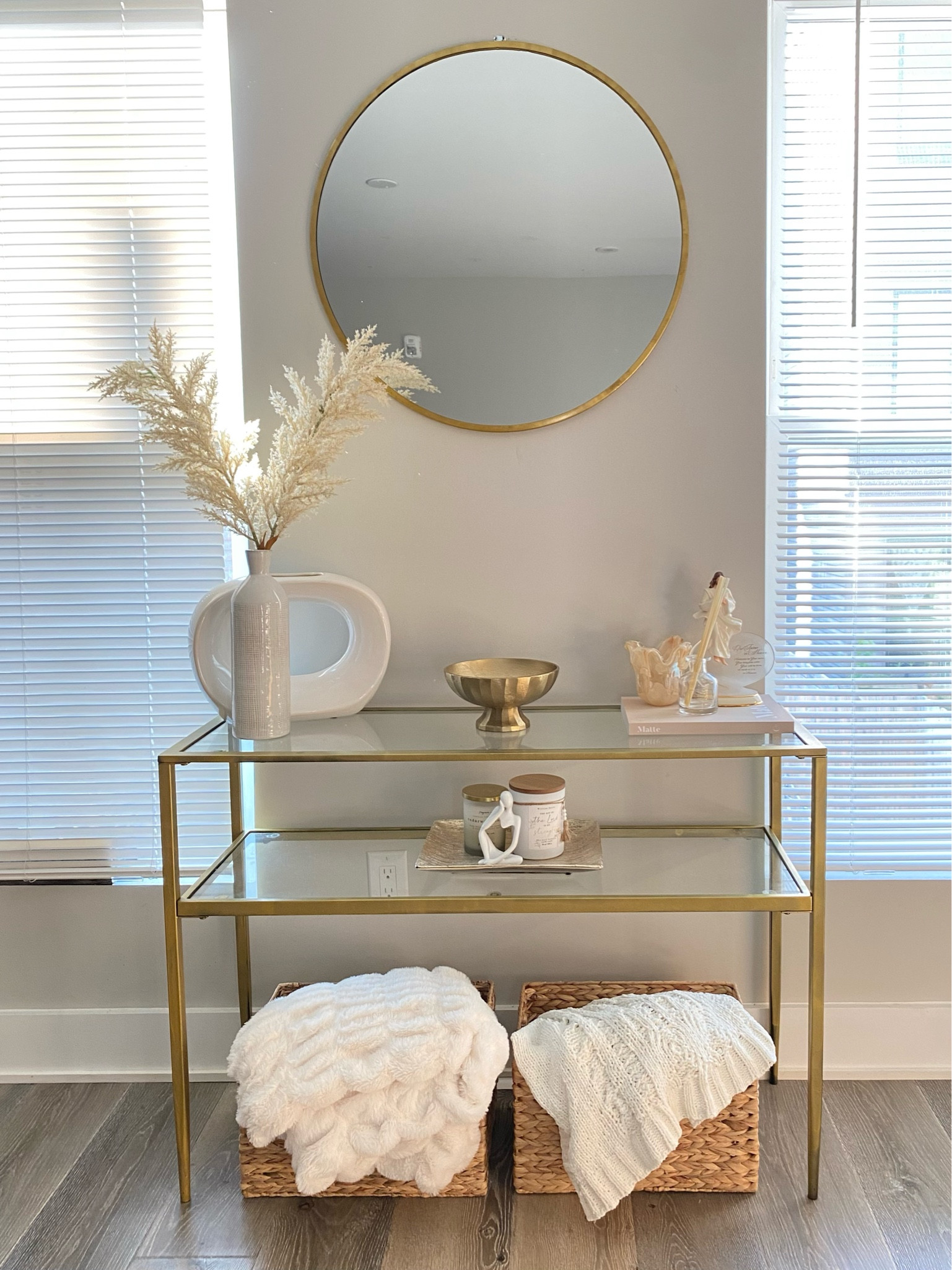 So much you can do with an entryway table!!  

#LTKhome