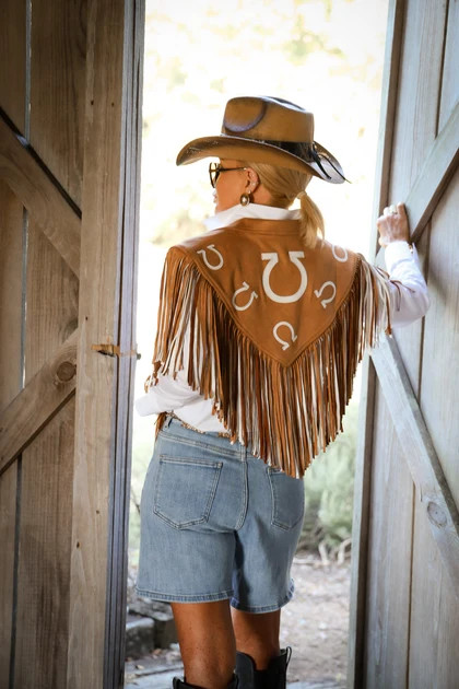 Horseshoe Camel & White Two Tone Fringe Shrug | The Willow Tree
