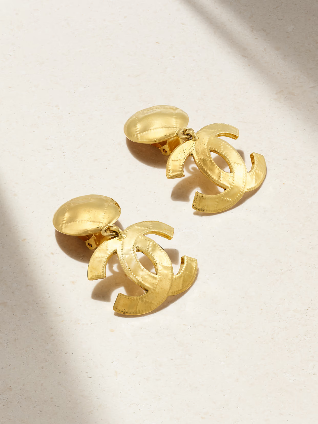 VINTAGE CHANEL - Hammered Gold-plated Clip Earrings - One size | NET-A-PORTER (US)