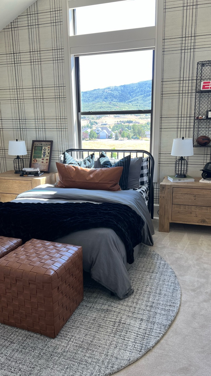 The cutest room for your sports fan 
🏀⚾️🏈⚽️

Wallpaper from Wallblush 
Pillows from Beddys 


#LTKHome #LTKFindsUnder100 #LTKSaleAlert