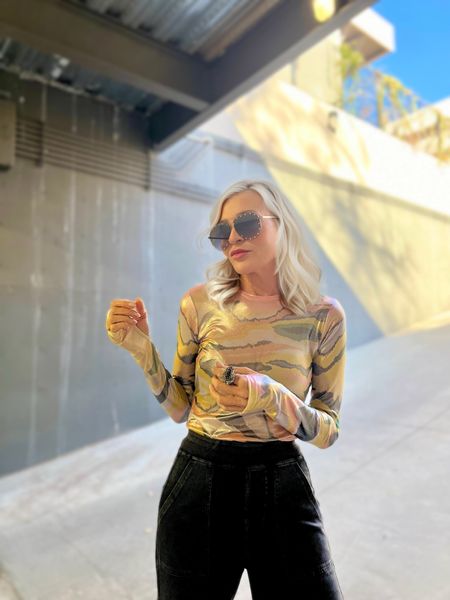 Thumb holes for the win! Obsessed with this Kaylee Metallic Top from @shopAFMR. 

The Kaylee also comes in a few other patterns. #ad

#AFMR #shopAFMR #AFMRation #AFMRfam 