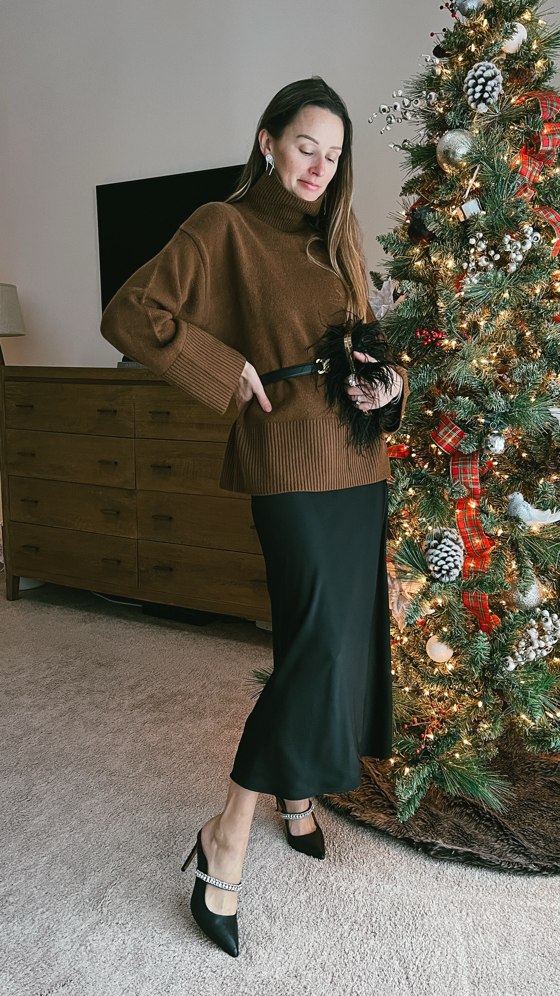 Holiday outfit inspiration from H&M featuring five chic looks for every event this season. These elevated, affordable styles are easy to mix and match for parties, family gatherings, and winter celebrations. If you need wearable holiday fashion ideas, this reel has all the neutral, classic H&M pieces I’m loving right now.

#LTKFindsUnder100 #LTKHoliday #LTKgrwm
