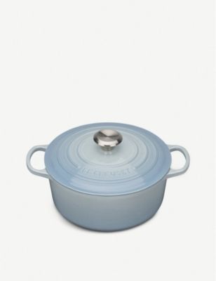 Cast iron round casserole dish 24cm | Selfridges