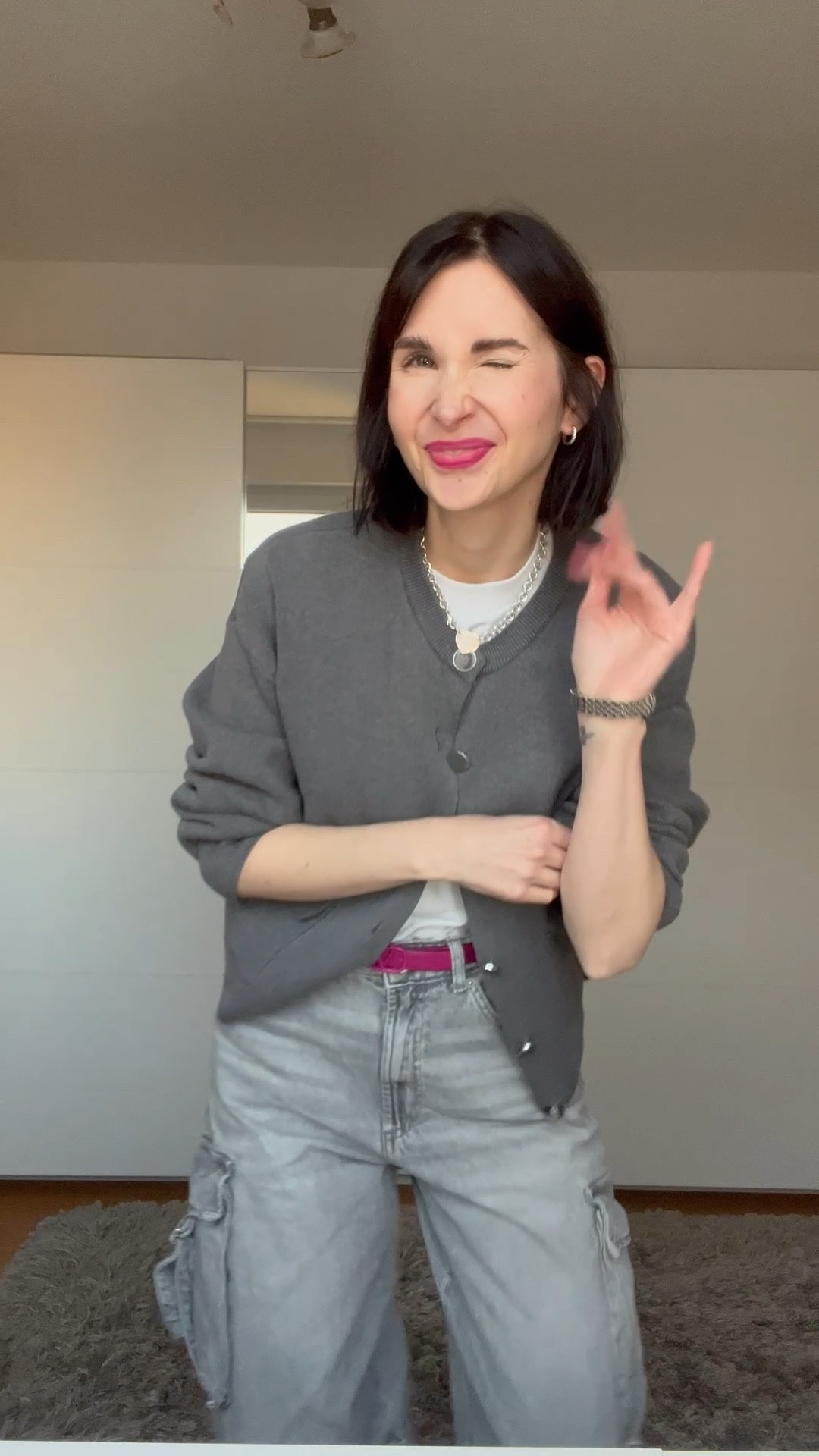 Stil-Mix aus sportlicher Cargo-Jeans und süßem Cardigan 🩶

#LTKstyletip #LTKdeutschland #LTKautumn