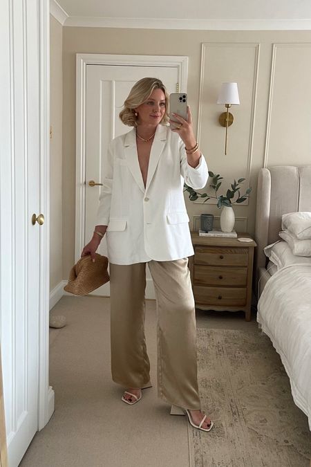Gold and white ✨ these trousers are SO comfortable! 🙌🏻 they’re a gorgeous crinkly flowy fabric! Trousers and blazer are from Abercrombie. I’m wearing size L in blazer for oversized fit and size S in trousers  