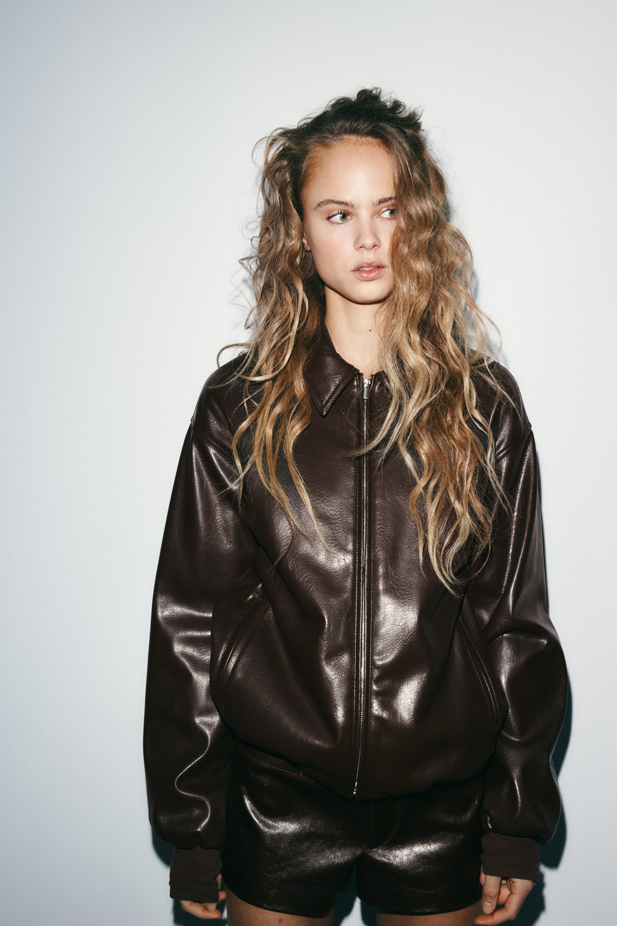 BLOUSON MATIÈRE SYNTHÉTIQUE PLISSÉ | Zara US