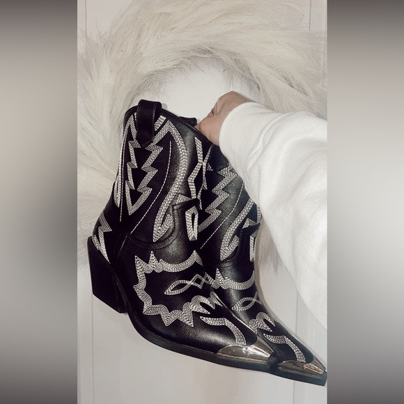 Utari Billini Black + White Western Ankle Boots 🖤 | Heel Height 3” | Worn ONCE | Poshmark