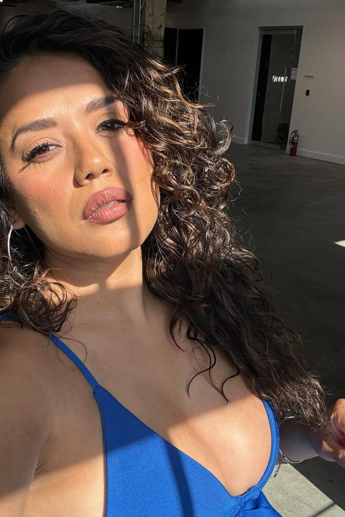 Curls are poppin’ on day 5 😍 everyday I am falling more in love with my curly hair.

Cada dia me estoy enamorando con mi pelo rizado 🫶🏽

Drop a 💙 and I’ll send you the products I use on hair wash day & style.