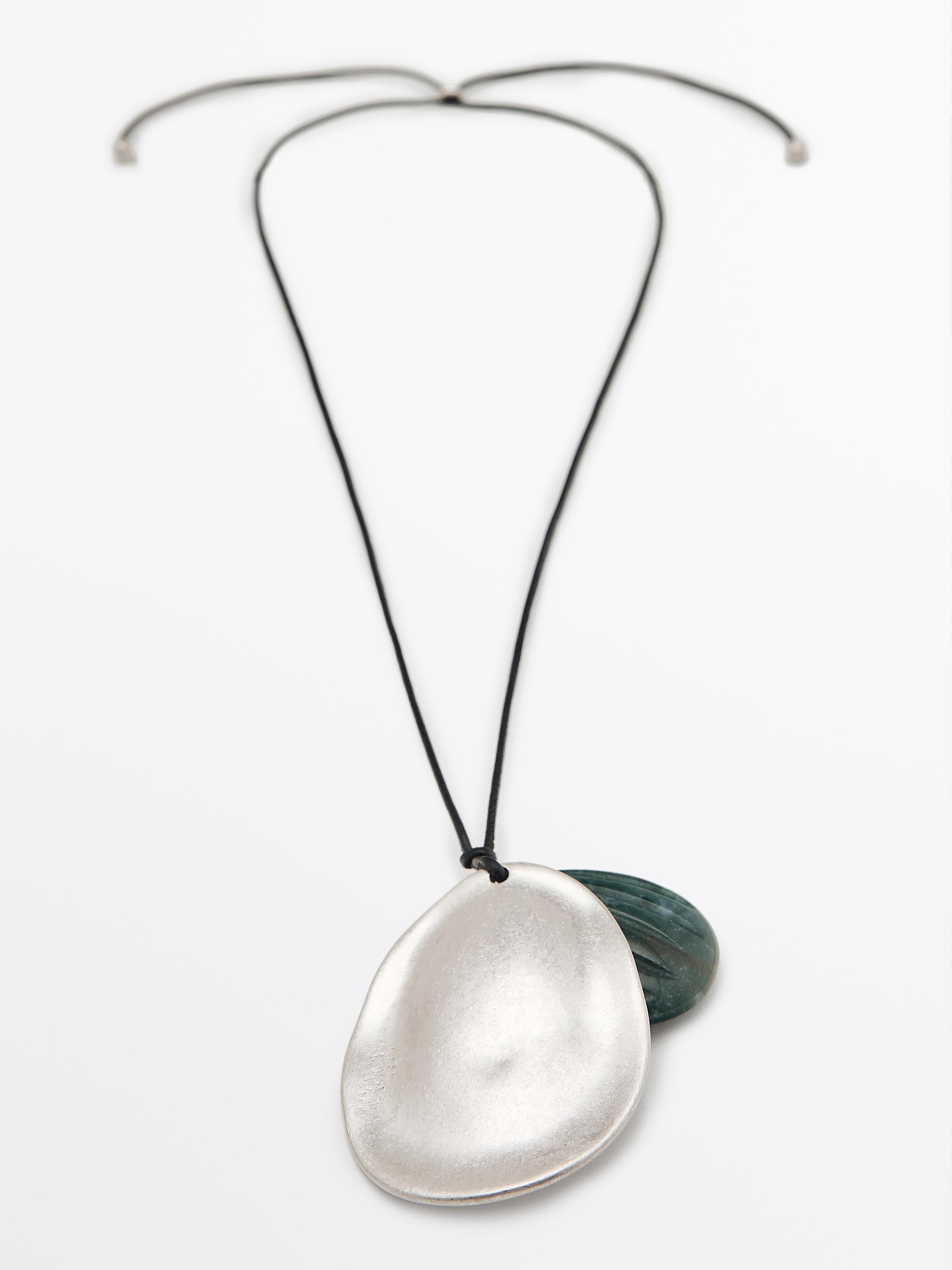 Almond pendant necklace | Massimo Dutti UK