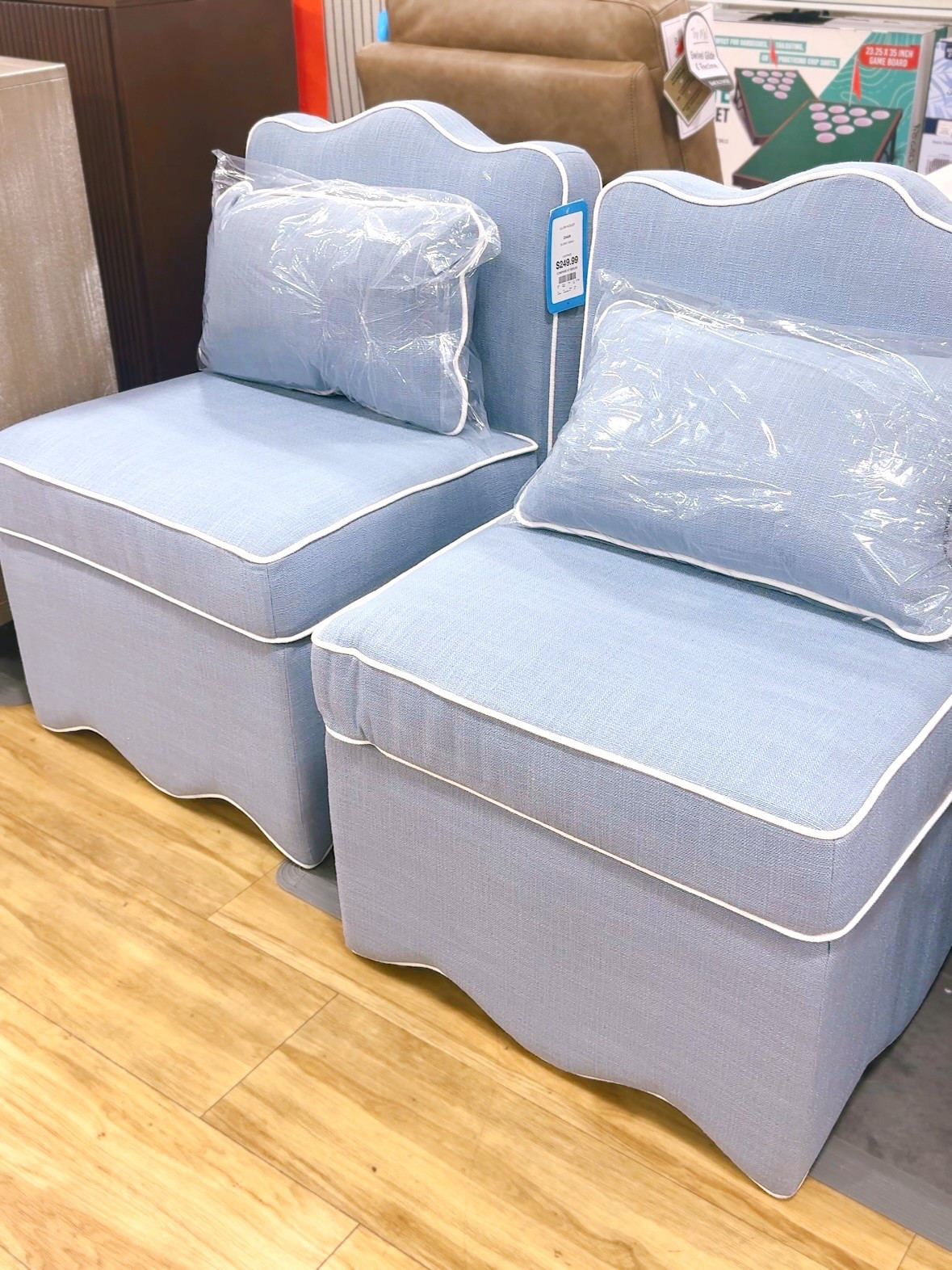 Blue scallop chairs
Grandmillennial home decor