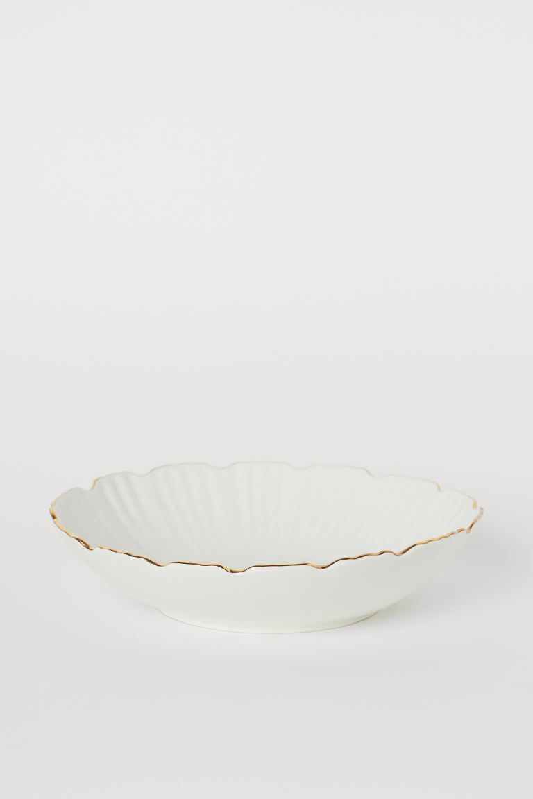 Dish in porcelain. Fluted inside edge and scalloped, gold-colored rim. Height 2 1/4 in., diameter... | H&M (US + CA)