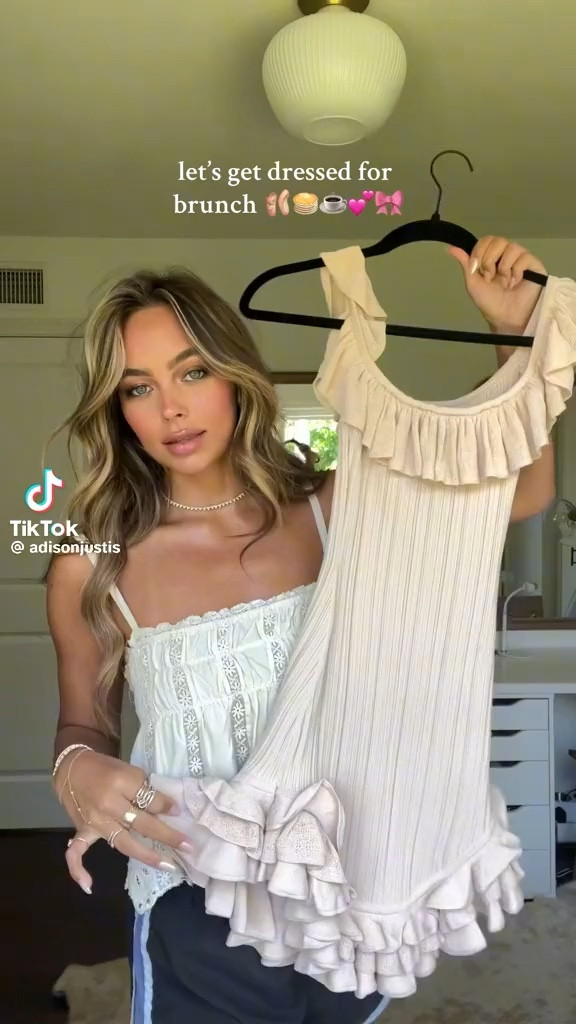 Viral Summer Dress! 

I linked the dress she is wearing. It’s so cute but selling out quickly! 


#LTKParties #LTKSeasonal #LTKStyleTip