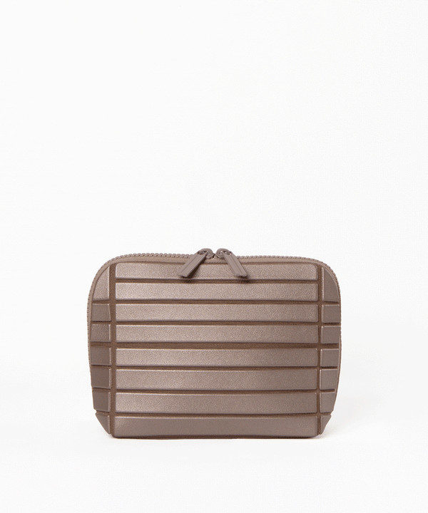 the small bronze traveller | Parallelle