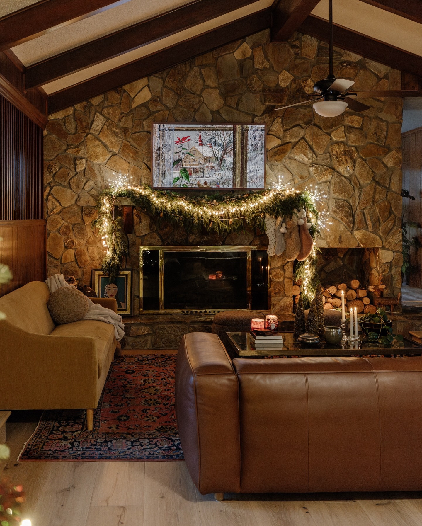 Peak cozy season 🕯️🎄

#holidays #holidaydecor #mcm #holidayhome #holidaysathome #christmasdecor #seasonal