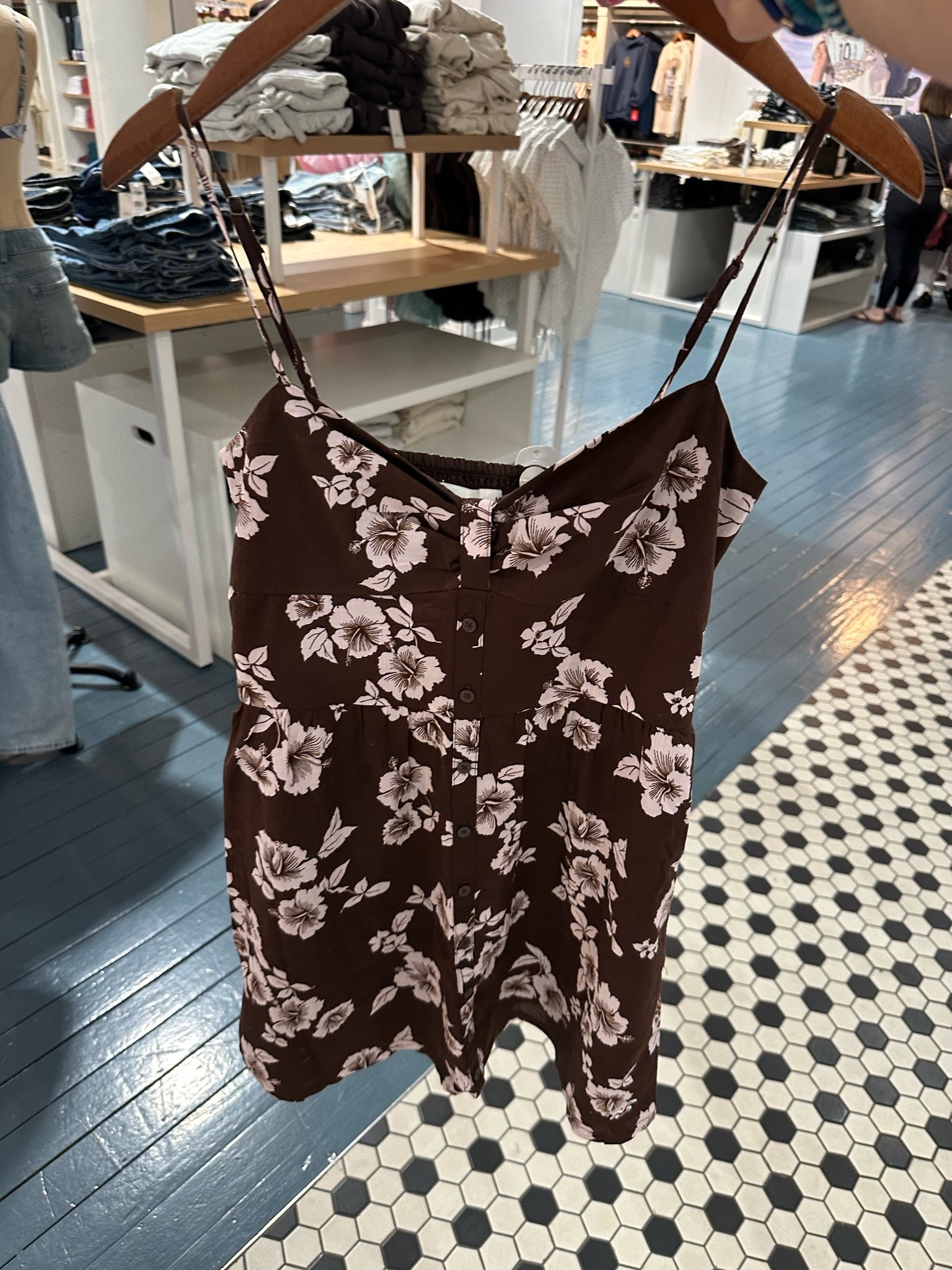 This brown floral mini dress is so cute for summer! It’s on sale for $25 & it ranges from sizes XXS-XXL!
